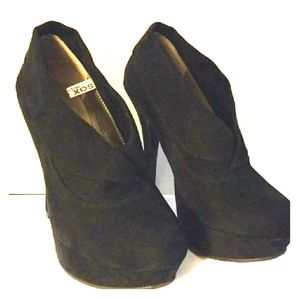 MOSSIMO BLACK SUEDE BOOTIES